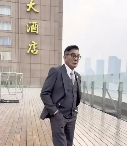 70岁李国麟寒风中挨冻拍摄，更曾为流量喝温泉水吃牛瘪火锅