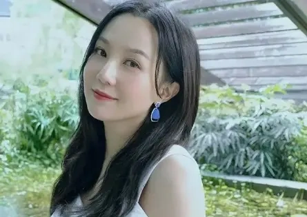 TVB女星正式宣布离巢，16岁打三份工为父还债