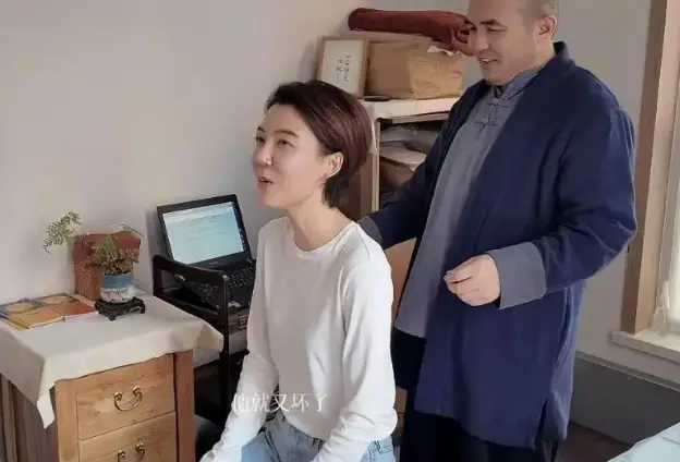 车晓带父亲看中医，车晓彤满头白发