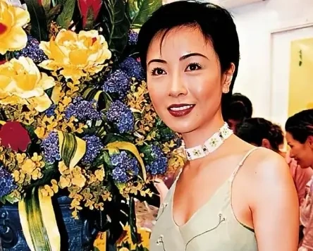 香港知名女星出道40周年，身材变消瘦双颊凹陷