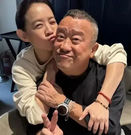 曾志伟出席活动表示，女儿51岁了爱情长跑19年，但不会催婚 ，年轻人应该要有自己的自由