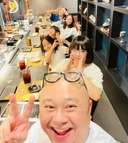 TVB金牌司仪携16岁爱女看戏，称与其出门怕被误会有小三