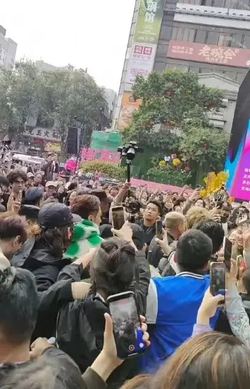 吴卓羲在佛山被粉丝摸手扑倒，金句出圈火遍全网ong