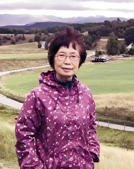 再婚丈夫离世后，她与宠物犬相伴