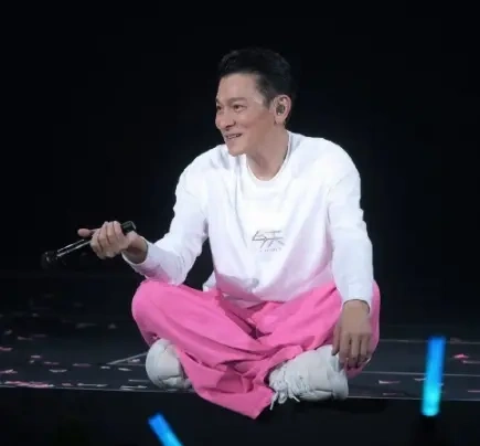 郑秀文看刘德华演唱会，紧挨着朱丽蒨见证华仔夫妇隔空拉钩