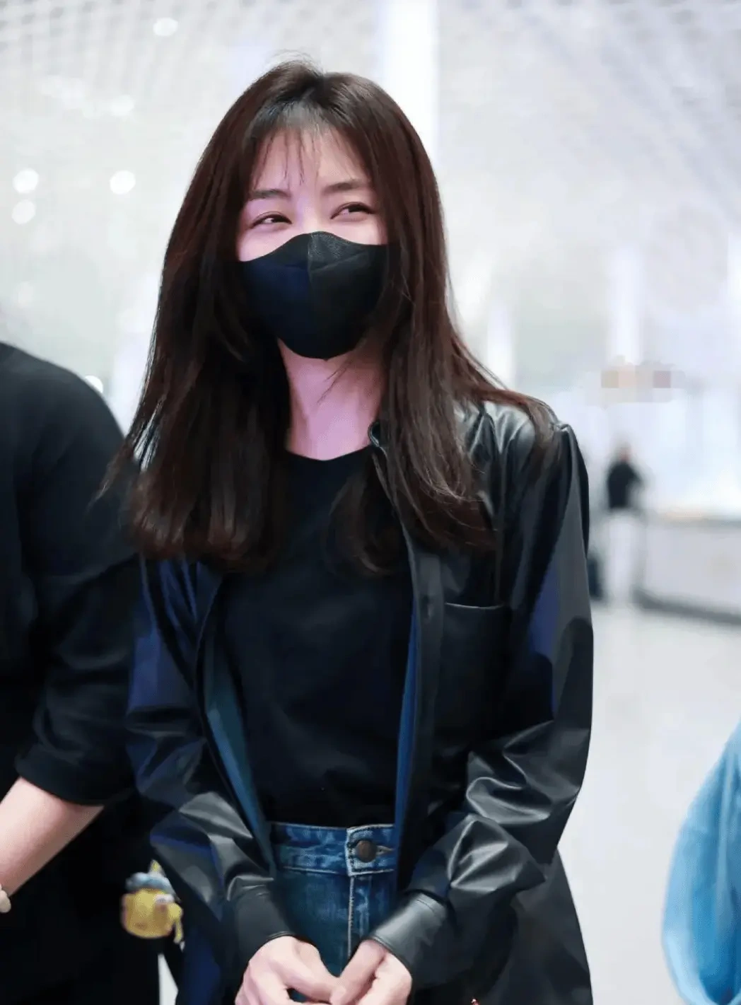 34岁谭松韵披头散发也惊艳