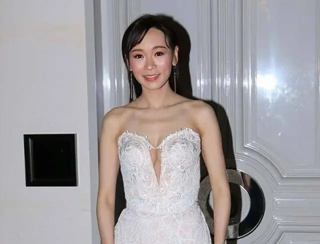香港知名女星直播时痛哭，每天熬夜工作
