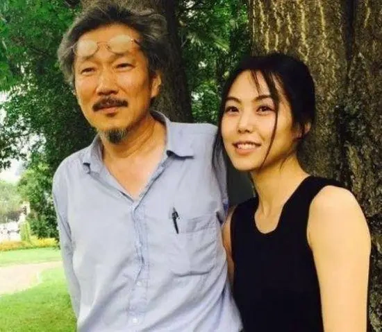 42岁金敏喜为64岁洪尚秀生娃，原配妻子回应了