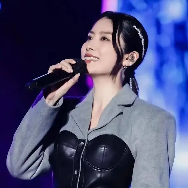 天后陈慧琳内地出席活动，被赠真金花束