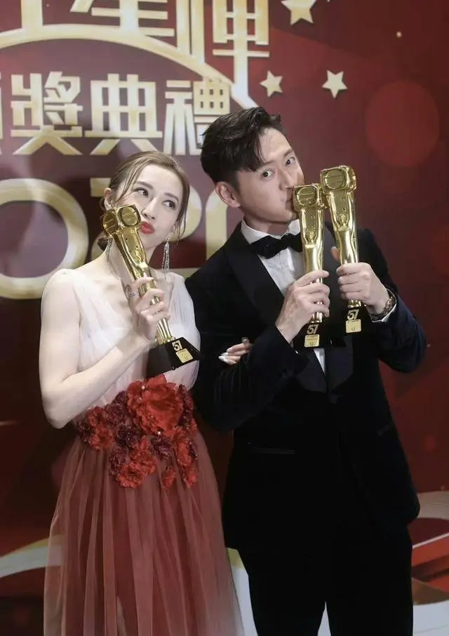 获视帝好运加持？TVB新晋视后拿对方奖座合照即获奖
