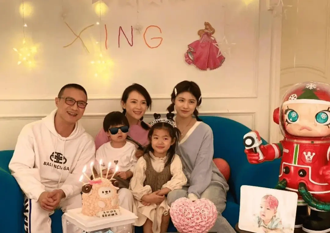 汪峰豪宅内为小儿子办生日宴