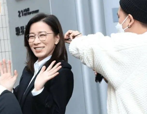TVB视后重头剧造型曝光！称有一事令她头疼