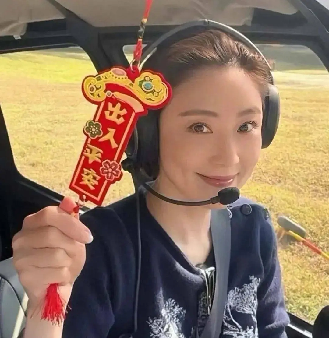 帅气！TVB前&ldquo;冻龄女神&rdquo;张玉珊开直升机庆新年