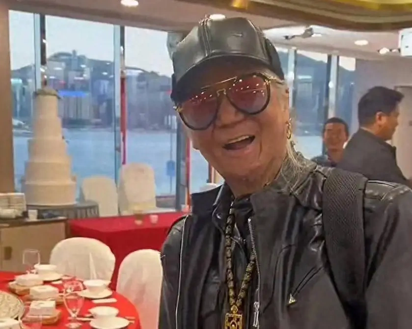 69岁刘家辉坐轮椅现身晚宴，获得贡献奖