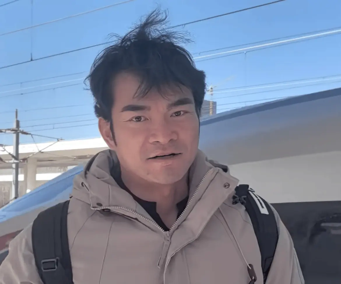 网红李维刚回老家过年！粉丝千万房子却残破不堪