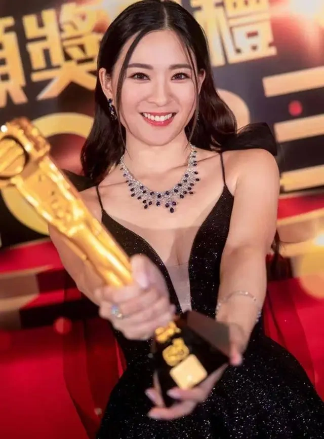 TVB上位小花豪宅办生日会
