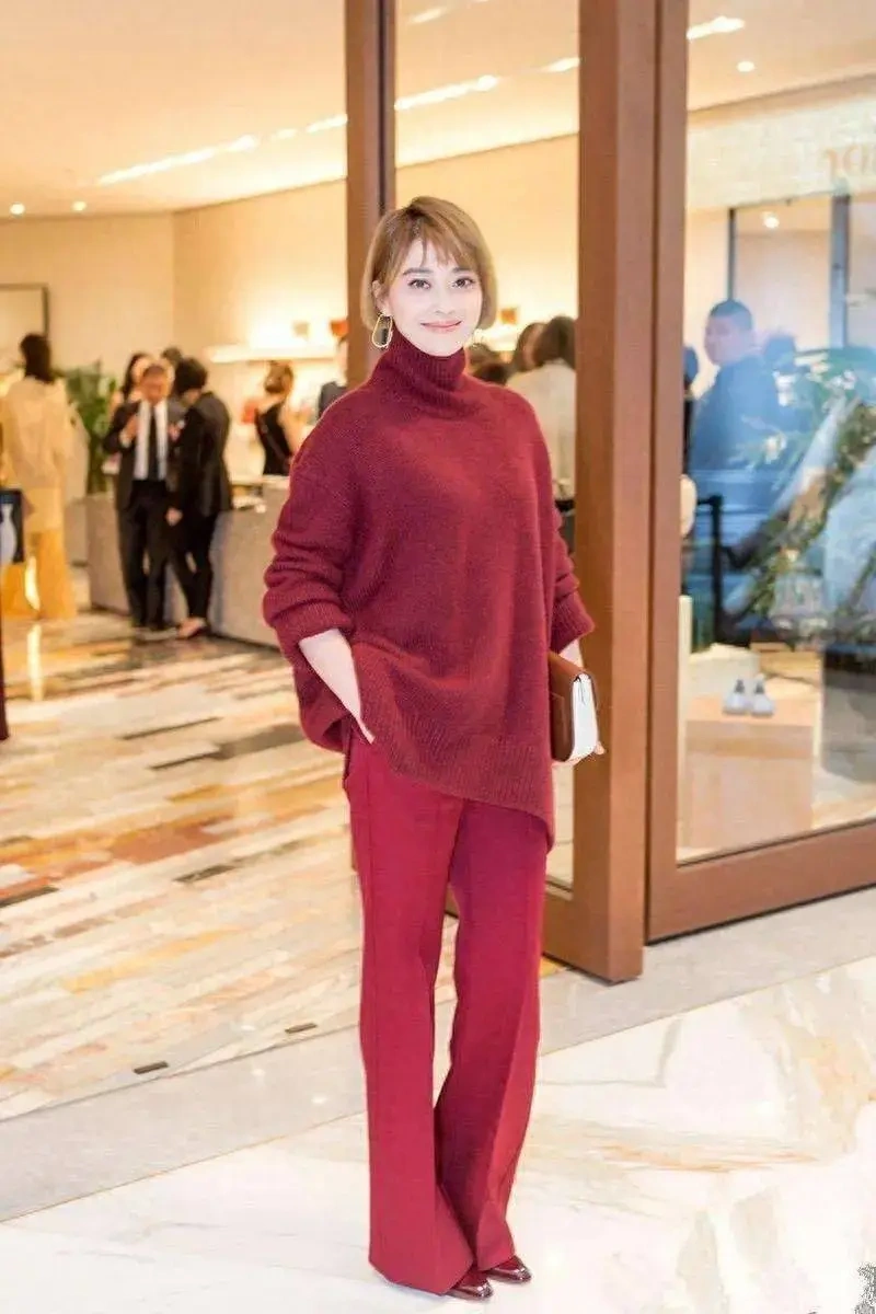 梅婷新剪了波波头年轻15岁，穿红色毛衣+阔腿裤