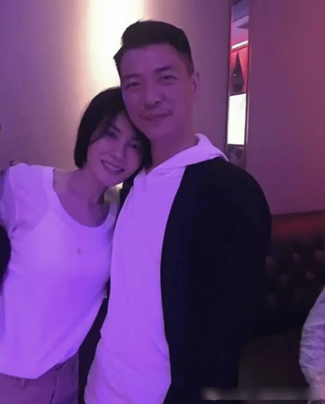 55岁王菲豪宅聚餐照曝光，穿薄衫和男友人依偎在一起