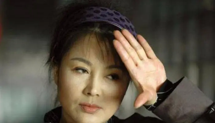曾经苦练话剧13年，婚后却遭家暴