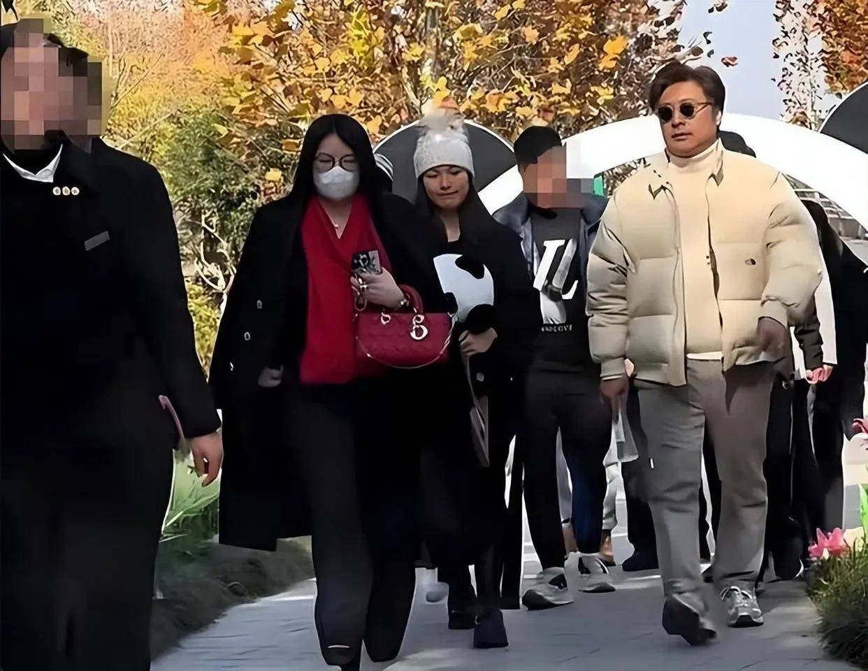 王岳伦携女儿出国，手提LV成焦点