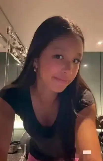 张庭15岁女儿首次走秀！皮肤黝黑长相老气，林瑞阳罕见露脸胖很多