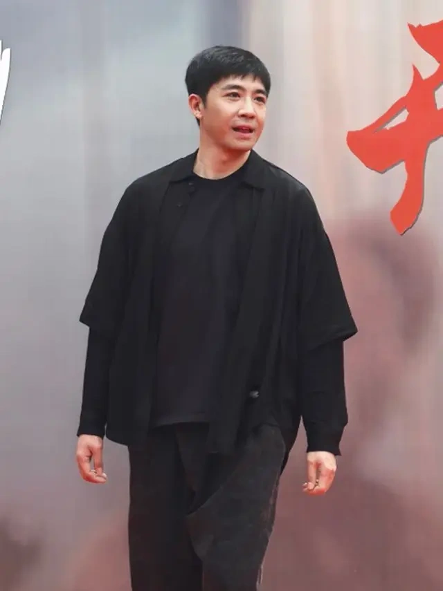 俞灏明出道18周年，与王晓晨首公开互动，恋爱中的晓晨自信又漂亮