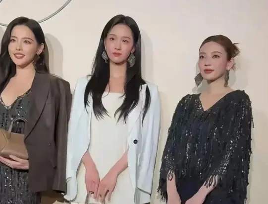 张嘉倪公开复出艳压陈都灵
