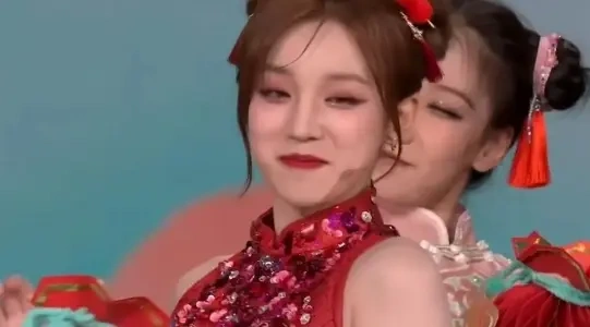 女明星同框比美，男明星遭受争议大！