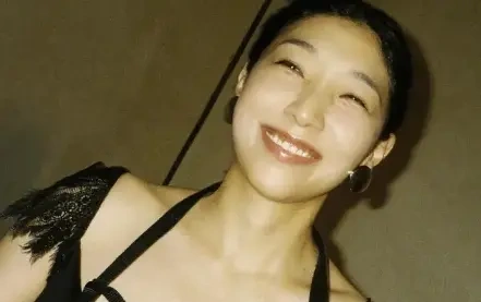 其中一张，贾玲表情失控了