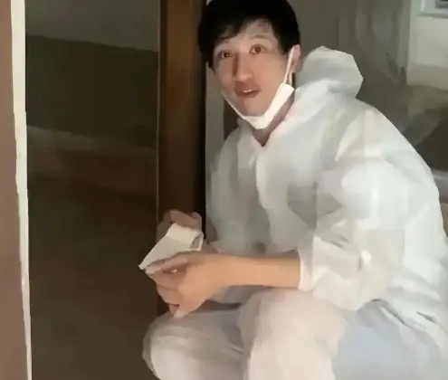 香港前男星周永恒做装修工人