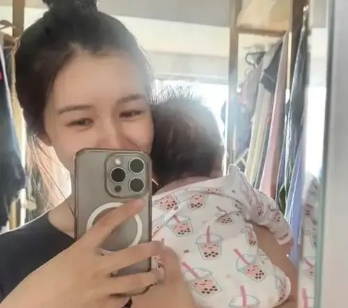 产后一个月状态大勇，单手抱娃不忘自拍