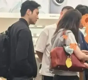 穿情侣鞋秀恩爱，女方素颜朝天状态佳