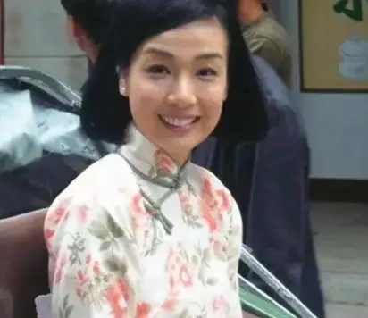 与男友人同行引热议，网友：&ldquo;白发吴卓羲&rdquo;
