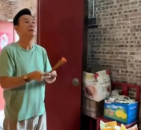 开敞篷跑车回乡祭祖，掏现金孝敬九旬长辈