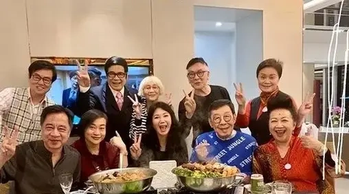 坐拥2500尺海景豪宅，炒楼身家过亿