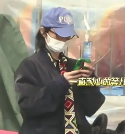 白百何夫妇陪4岁儿子理发