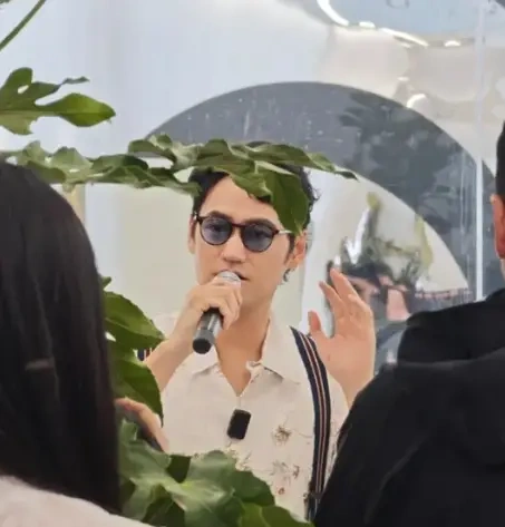 张歆艺袁弘一家看展