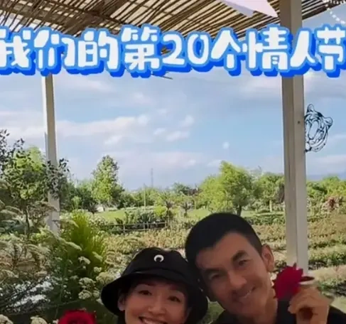 俩人定居大理牵手骑车真幸福