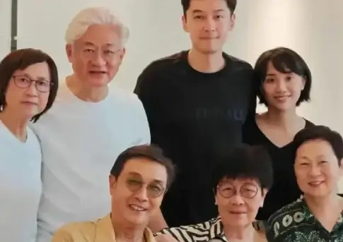 胡歌与老婆终于同框了