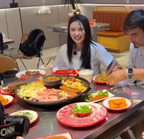 何洁与二婚老公被拍