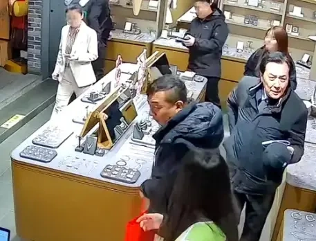 但秃顶了，买帽子享高级待遇