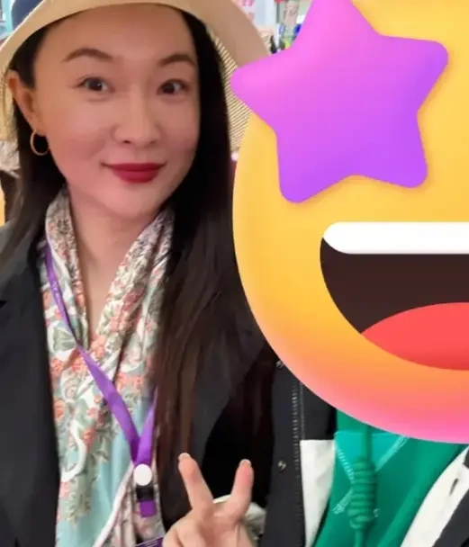 香奈儿包里挂美狗
