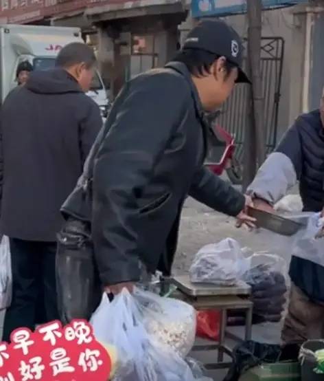 独自逛早市买一兜爆米花，过着普通人生活