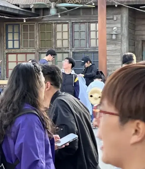 和于晓光带儿子逛环球影城