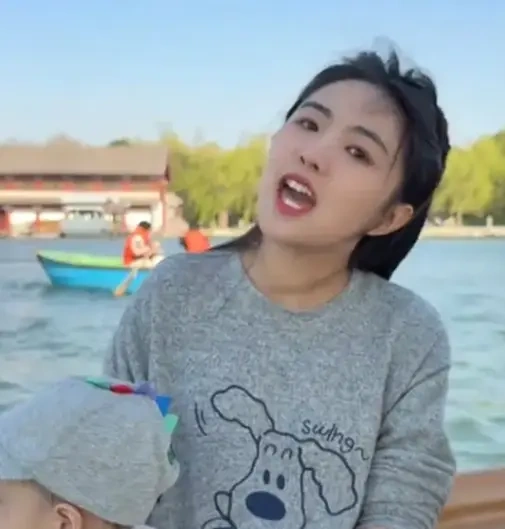 戴帽子挡住锅盖头仍被认出