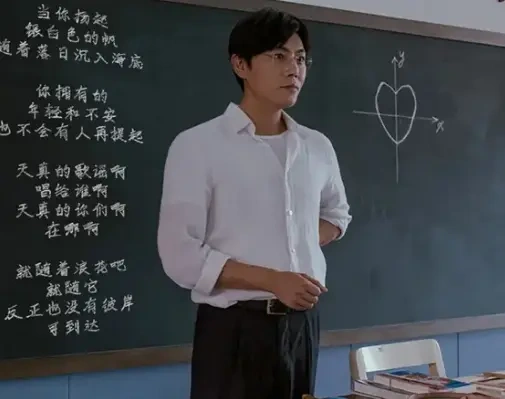 秦昊陪女儿玩鹰马飞行