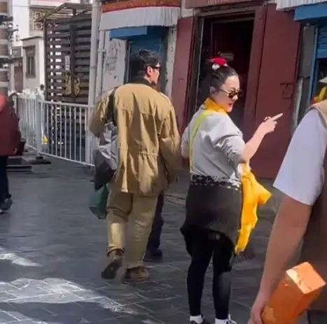 霍思燕和杜江现身西藏大昭寺