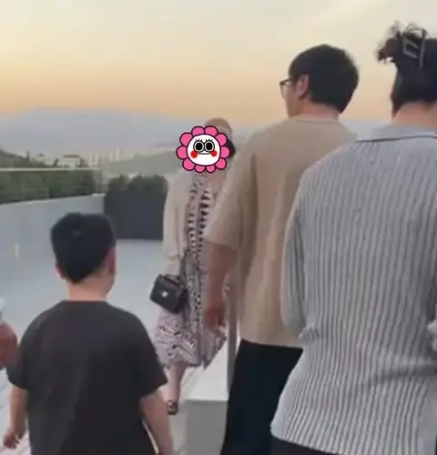 沈腾陪家人度假，满脸疲惫仍热情合影