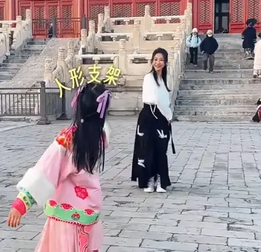 孙红雷妻女与颖儿母女逛太庙
