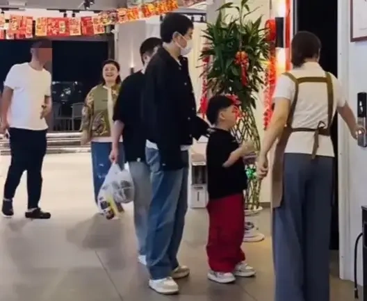 沈腾与家人现身海南